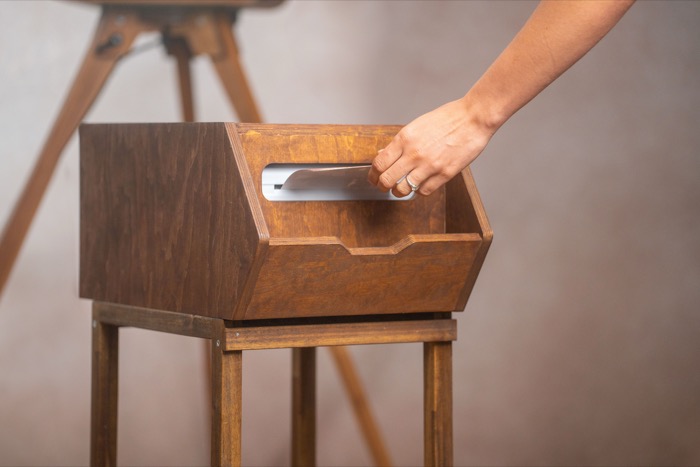 Foto wird in die Erinnerungsbox gelegt